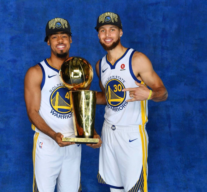 迫使其缩回 迫使其缩回